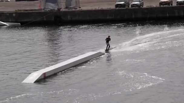 Wakeboarder Rijden Kabel Wakeboard Park Outdoor Extreme Het Water Surfen — Stockvideo