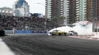 LONG BEACH, CALIFORNIA, ABD - 8 Nisan 2023: Formula DRIFT 2023 yılında Formula Drift etkinliğindeki otomotiv içeriği videosu ile 20. yıldönümünü kutluyor. Sürüklenen bir arabanın görüntüsü. 
