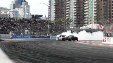 LONG BEACH, CALIFORNIA, ABD - 8 Nisan 2023: Formula DRIFT 2023 yılında Formula Drift etkinliğindeki otomotiv içeriği videosu ile 20. yıldönümünü kutluyor. Sürüklenen bir arabanın görüntüsü. 
