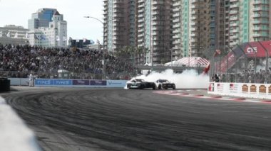 LONG BEACH, CALIFORNIA, ABD - 8 Nisan 2023: Formula DRIFT 2023 yılında Formula Drift etkinliğindeki otomotiv içeriği videosu ile 20. yıldönümünü kutluyor. Sürüklenen bir arabanın görüntüsü. 
