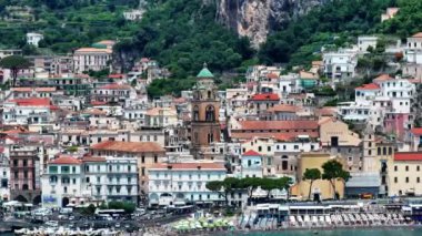 Gündoğumunda Amalfi sahili hava manzarası, Napoli yakınlarında İtalyan sahili, yukarıdan Amalfi ve Atrani kasabaları. İtalyan huzurlu sahil beldesi, eski sahil kasabasının inanılmaz hava görüntüleri.. 