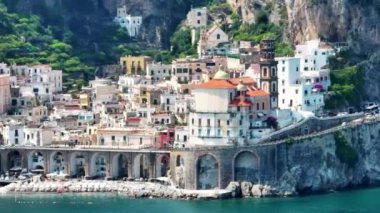 Atrani 'nin Amalfi Sahili' ndeki ünlü sahil köyünün hava manzarası. İtalya 'nın Campania bölgesindeki Salerno ilinin Amalfi kıyısındaki küçük Atrani kasabası. Amalfi kıyısındaki Atrani kasabası, İtalya.
