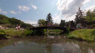 UMAN, UKRAINE, Arboretum Sofiyivka Ulusal Parkı İngiliz Peyzaj Bahçesi Gölü Şelalesi. Şelalenin yanında fotoğraf çeken turistler. Ulusal Dendroloji Parkı, Sofiyivka. Orta Ukrayna