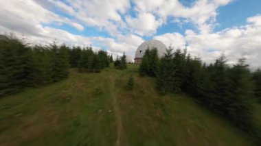 FPV, Karpatlar 'daki terk edilmiş radar istasyonu Pamir, Ukrayna' daki Karpatlar 'daki dağın tepesindeki araştırma istasyonu. Büyük beyaz balonlar, köknar ağaçları arasında dağlarda dizayn edilir.