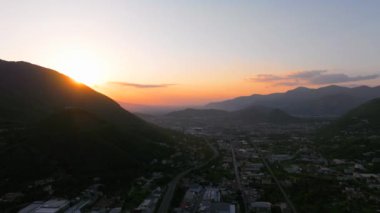 Gündoğumunda Amalfi sahili hava manzarası, Napoli yakınlarında İtalyan sahili, yukarıdan Amalfi ve Atrani kasabaları. İtalyan huzurlu sahil beldesi, eski sahil kasabasının inanılmaz hava görüntüleri.. 