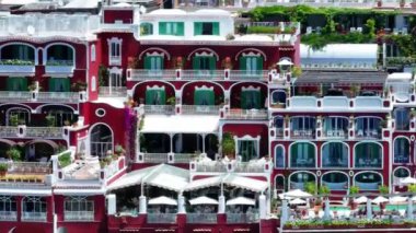 Positano, İtalya 'nın Amalfi Sahili' nde turistik bir yer. Positano 'daki yeşil sulu bitki örtüsünün içinden görünen Tyrhenian deniz kıyısındaki renkli evlerin havadan görünüşü Napoli metropolitan bölgesinde bir köydür.