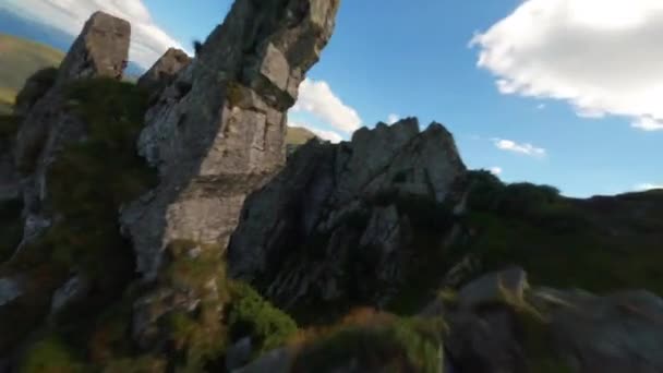 Fpv カルパティア山脈のスピッツ山の岩のピークの美しい景色 山の魔法 ウクライナのカルパティア山脈 チェルノゴルスキーの尾根に大きな石が付いている鋭い岩 — ストック動画