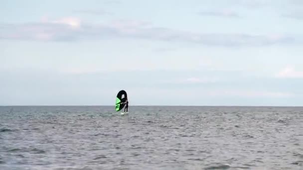 스포츠 호일은 날개와 바람의 이용하여 바다를 달리는 것이다 어린이들을 최고의 — 비디오