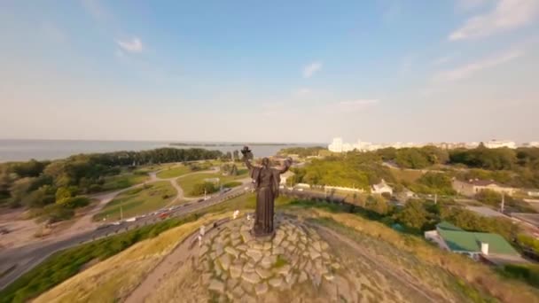 Fpv ウクライナ サークル そして祖国母への記念碑の眺め シティチェルカシー 丘の上に滞在祖母にモニュメントの上に飛行 ヒル上の大きな女性記念館の空中ビュー — ストック動画