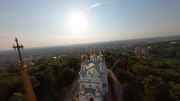 Fpv 일출에 교회의 역사적인 우크라이나 카메라가있는 항공기는 교회에서 주위에 우크라이나 — 비디오