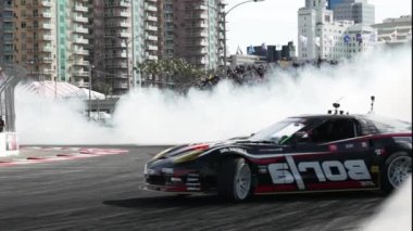 LONG BEACH, CALIFORNIA, ABD - 8 Nisan 2023: Formula DRIFT 2023 yılında Formula Drift etkinliğindeki otomotiv içeriği videosu ile 20. yıldönümünü kutluyor. Sürüklenen bir arabanın görüntüsü. 
