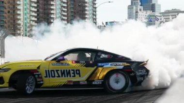 LONG BEACH, CALIFORNIA, ABD - 8 Nisan 2023: Formula DRIFT 2023 yılında Formula Drift etkinliğindeki otomotiv içeriği videosu ile 20. yıldönümünü kutluyor. Sürüklenen bir arabanın görüntüsü. 