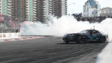 LONG BEACH, CALIFORNIA, ABD - 8 Nisan 2023: Formula DRIFT 2023 yılında Formula Drift etkinliğindeki otomotiv içeriği videosu ile 20. yıldönümünü kutluyor. Sürüklenen bir arabanın görüntüsü. 
