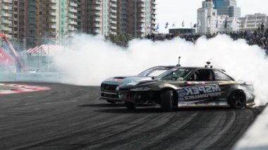 LONG BEACH, CALIFORNIA, ABD - 8 Nisan 2023: Formula DRIFT 2023 yılında Formula Drift etkinliğindeki otomotiv içeriği videosu ile 20. yıldönümünü kutluyor. Sürüklenen bir arabanın görüntüsü. 