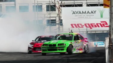 LONG BEACH, CALIFORNIA, ABD - 8 Nisan 2023: Formula DRIFT 2023 yılında Formula Drift etkinliğindeki otomotiv içeriği videosu ile 20. yıldönümünü kutluyor. Sürüklenen bir arabanın görüntüsü. 