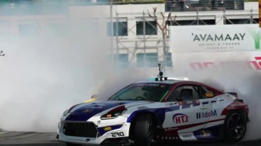 LONG BEACH, CALIFORNIA, ABD - 8 Nisan 2023: Formula DRIFT 2023 yılında Formula Drift etkinliğindeki otomotiv içeriği videosu ile 20. yıldönümünü kutluyor. Sürüklenen bir arabanın görüntüsü. 
