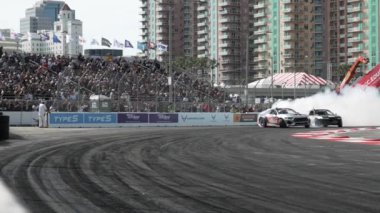 LONG BEACH, CALIFORNIA, ABD - 8 Nisan 2023: Formula DRIFT 2023 yılında Formula Drift etkinliğindeki otomotiv içeriği videosu ile 20. yıldönümünü kutluyor. Sürüklenen bir arabanın görüntüsü. 