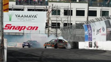 LONG BEACH, CALIFORNIA, ABD - 8 Nisan 2023: Formula DRIFT 2023 yılında Formula Drift etkinliğindeki otomotiv içeriği videosu ile 20. yıldönümünü kutluyor. Sürüklenen bir arabanın görüntüsü. 