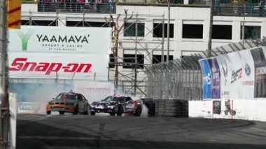 LONG BEACH, CALIFORNIA, ABD - 8 Nisan 2023: Formula DRIFT 2023 yılında Formula Drift etkinliğindeki otomotiv içeriği videosu ile 20. yıldönümünü kutluyor. Sürüklenen bir arabanın görüntüsü. 