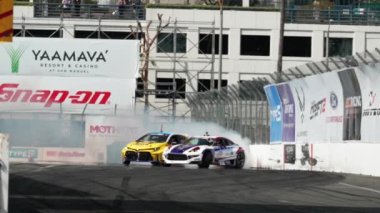 LONG BEACH, CALIFORNIA, ABD - 8 Nisan 2023: Formula DRIFT 2023 yılında Formula Drift etkinliğindeki otomotiv içeriği videosu ile 20. yıldönümünü kutluyor. Sürüklenen bir arabanın görüntüsü. 