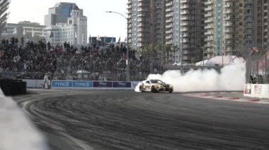 LONG BEACH, CALIFORNIA, ABD - 8 Nisan 2023: Formula DRIFT 2023 yılında Formula Drift etkinliğindeki otomotiv içeriği videosu ile 20. yıldönümünü kutluyor. Sürüklenen bir arabanın görüntüsü. 