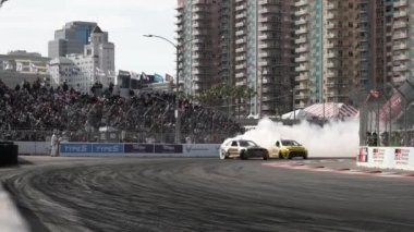 LONG BEACH, CALIFORNIA, ABD - 8 Nisan 2023: Formula DRIFT 2023 yılında Formula Drift etkinliğindeki otomotiv içeriği videosu ile 20. yıldönümünü kutluyor. Sürüklenen bir arabanın görüntüsü. 