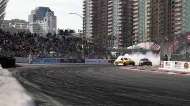 LONG BEACH, CALIFORNIA, ABD - 8 Nisan 2023: Formula DRIFT 2023 yılında Formula Drift etkinliğindeki otomotiv içeriği videosu ile 20. yıldönümünü kutluyor. Sürüklenen bir arabanın görüntüsü. 