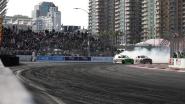 LONG BEACH, CALIFORNIA, ABD - 8 Nisan 2023: Formula DRIFT 2023 yılında Formula Drift etkinliğindeki otomotiv içeriği videosu ile 20. yıldönümünü kutluyor. Sürüklenen bir arabanın görüntüsü. 