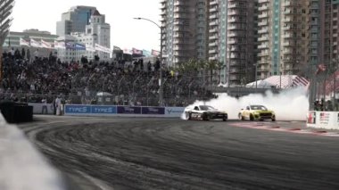 LONG BEACH, CALIFORNIA, ABD - 8 Nisan 2023: Formula DRIFT 2023 yılında Formula Drift etkinliğindeki otomotiv içeriği videosu ile 20. yıldönümünü kutluyor. Sürüklenen bir arabanın görüntüsü. 
