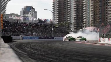 LONG BEACH, CALIFORNIA, ABD - 8 Nisan 2023: Formula DRIFT 2023 yılında Formula Drift etkinliğindeki otomotiv içeriği videosu ile 20. yıldönümünü kutluyor. Sürüklenen bir arabanın görüntüsü. 
