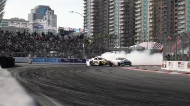 LONG BEACH, CALIFORNIA, ABD - 8 Nisan 2023: Formula DRIFT 2023 yılında Formula Drift etkinliğindeki otomotiv içeriği videosu ile 20. yıldönümünü kutluyor. Sürüklenen bir arabanın görüntüsü. 
