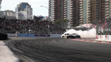 LONG BEACH, CALIFORNIA, ABD - 8 Nisan 2023: Formula DRIFT 2023 yılında Formula Drift etkinliğindeki otomotiv içeriği videosu ile 20. yıldönümünü kutluyor. Sürüklenen bir arabanın görüntüsü. 