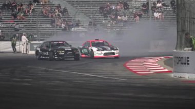 LONG BEACH, CALIFORNIA, ABD - 8 Nisan 2023: Formula DRIFT 2023 yılında Formula Drift etkinliğindeki otomotiv içeriği videosu ile 20. yıldönümünü kutluyor. Sürüklenen bir arabanın görüntüsü. 