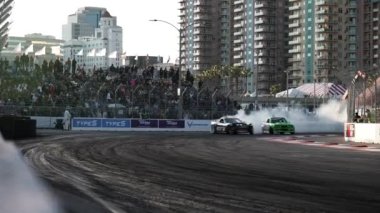 LONG BEACH, CALIFORNIA, ABD - 8 Nisan 2023: Formula DRIFT 2023 yılında Formula Drift etkinliğindeki otomotiv içeriği videosu ile 20. yıldönümünü kutluyor. Sürüklenen bir arabanın görüntüsü. 