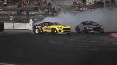 LONG BEACH, CALIFORNIA, ABD - 8 Nisan 2023: Formula DRIFT 2023 yılında Formula Drift etkinliğindeki otomotiv içeriği videosu ile 20. yıldönümünü kutluyor. Sürüklenen bir arabanın görüntüsü. 