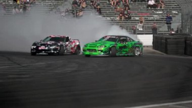 LONG BEACH, CALIFORNIA, ABD - 8 Nisan 2023: Formula DRIFT 2023 yılında Formula Drift etkinliğindeki otomotiv içeriği videosu ile 20. yıldönümünü kutluyor. Sürüklenen bir arabanın görüntüsü. 