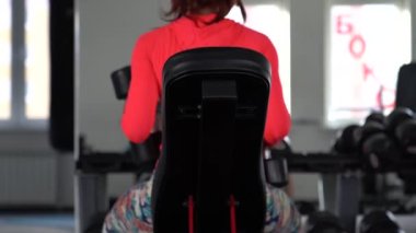 Halter kız beden eğitimi, halter kız beden eğitimi, spor kadın antrenmanı. Genç bir kadın spor salonundaki aynanın önünde spor aletleriyle eğilim gösteriyor güzel bir kız esneme hareketleri yapıyor.