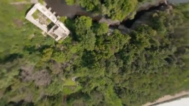 FPV, Buki köyündeki Ukrayna kanyonu güneşli bir günde Buky Kanyonu 'nun inanılmaz hava manzarası. Ukrayna 'nın Cherkasy bölgesindeki Girsky Tikich Nehri' ndeki Buka Kanyonu. Kavram, seyahat, açık hava eğlencesi., 