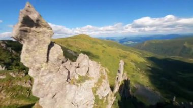 FPV, Karpat dağlarındaki Spitz dağının kayalık zirvesi, Spitz dağlarındaki sihir, Ukrayna Karpat Dağları. Çernogorski sırtında büyük taşlı keskin kayalar., 