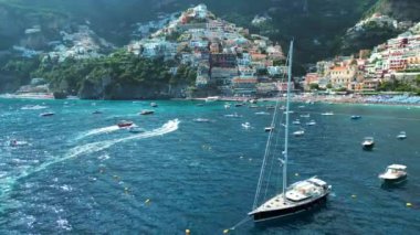 Positano, İtalya 'nın Amalfi Sahili' nde turistik bir yer. Positano 'daki yeşil sulu bitki örtüsünün içinden görünen Tyrhenian deniz kıyısındaki renkli evlerin havadan görünüşü Napoli metropolitan bölgesinde bir köydür.