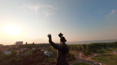 Ukrayna, Çerkasya, Zafer Tepesi, Anavatan Anıtı Anıtı Anıtı 'na Uçan, Yükseltilmiş Elle Kadın Anıtı' na Uçan, Önplandaki Aeriel Anıtı