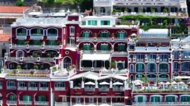 Positano, İtalya 'nın Amalfi Sahili' nde turistik bir yer. Positano 'daki yeşil sulu bitki örtüsünün içinden görünen Tyrhenian deniz kıyısındaki renkli evlerin havadan görünüşü Napoli metropolitan bölgesinde bir köydür.