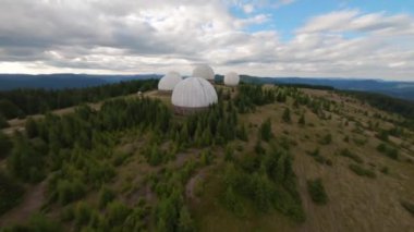 FPV, Karpatlar 'daki terk edilmiş radar istasyonu Pamir, Ukrayna' daki Karpatlar 'daki dağın tepesindeki araştırma istasyonu. Büyük beyaz balonlar, köknar ağaçları arasında dağlarda dizayn edilir.