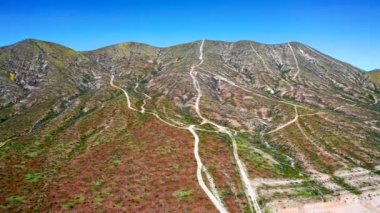 Amerika Birleşik Devletleri 'ndeki dağların muhteşem renkli panoramik hava aracı görüntüsü, uzaktan tepe ve çöl manzaraları, ABD gezgini, Gözcü Dağı' nın üzerinden uçuyor., 
