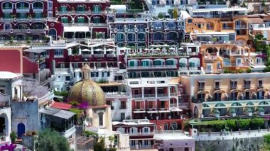 Positano, İtalya 'nın Amalfi Sahili' nde turistik bir yer. Positano 'daki yeşil sulu bitki örtüsünün içinden görünen Tyrhenian deniz kıyısındaki renkli evlerin havadan görünüşü Napoli metropolitan bölgesinde bir köydür.