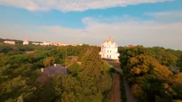 Fpv 日の出 歴史的な中心 ウクライナの教会の空中ビュー カメラを持ったドローンが教会から飛ぶ チャーチの周りを飛び回る ウクライナ空からの正教会の眺め — ストック動画