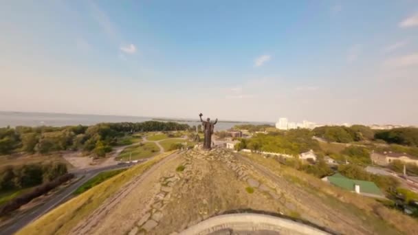 Fpv ウクライナ サークル そして祖国母への記念碑の眺め シティチェルカシー 丘の上に滞在祖母にモニュメントの上に飛行 ヒル上の大きな女性記念館の空中ビュー — ストック動画