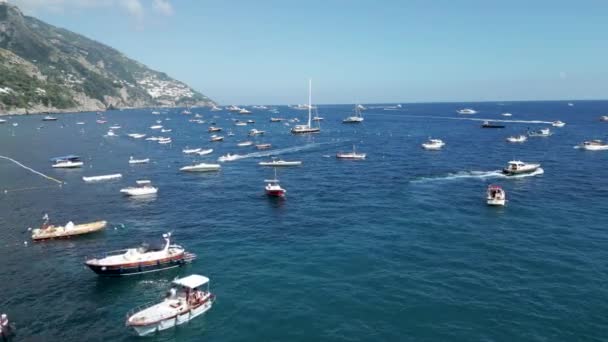 地中海のセーリングボートとヨットの空中ビュー 多くの船が距離を移動する 背景にある山 トランキルブルーウォーター 晴れた夏の日 イタリア — ストック動画