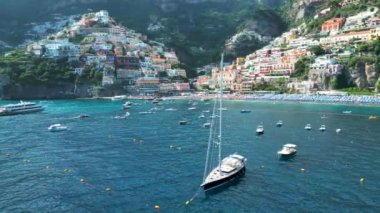 Positano, İtalya 'nın Amalfi Sahili' nde turistik bir yer. Positano 'daki yeşil sulu bitki örtüsünün içinden görünen Tyrhenian deniz kıyısındaki renkli evlerin havadan görünüşü Napoli metropolitan bölgesinde bir köydür.