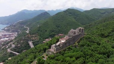 Salerno, Campania, İtalya 'nın panoramik manzarası - Arechi şatosunun tepesinden körfezin panoramik manzarası, Salerno' daki Amalfi Sahili 'ndeki antik şato kalıntıları, 